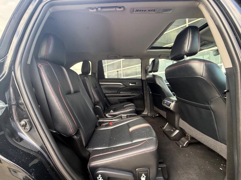 Used 2019 Toyota Highlander SE image 12
