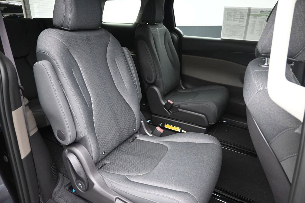 Used 2026 Kia Carnival LX FWD image 8