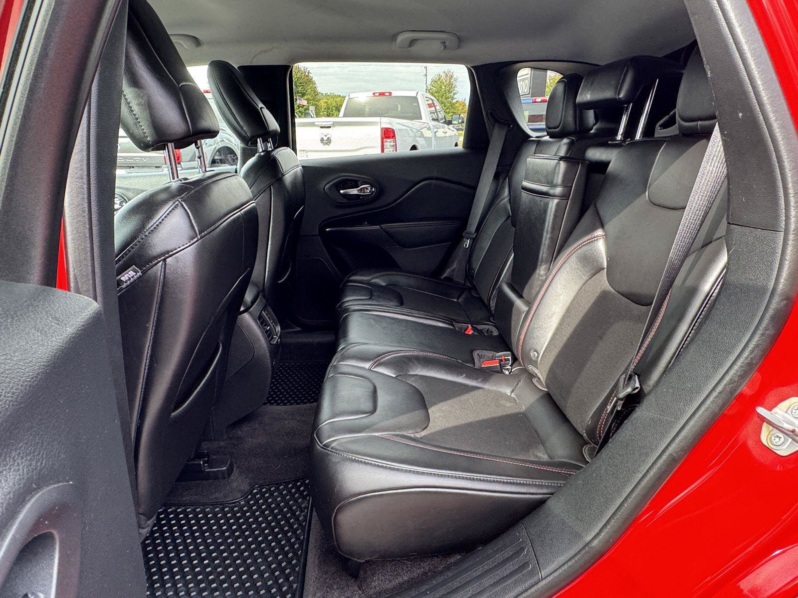 Used 2019 Jeep Cherokee Trailhawk w/ Cold Weather Group AWD/4WD image 31