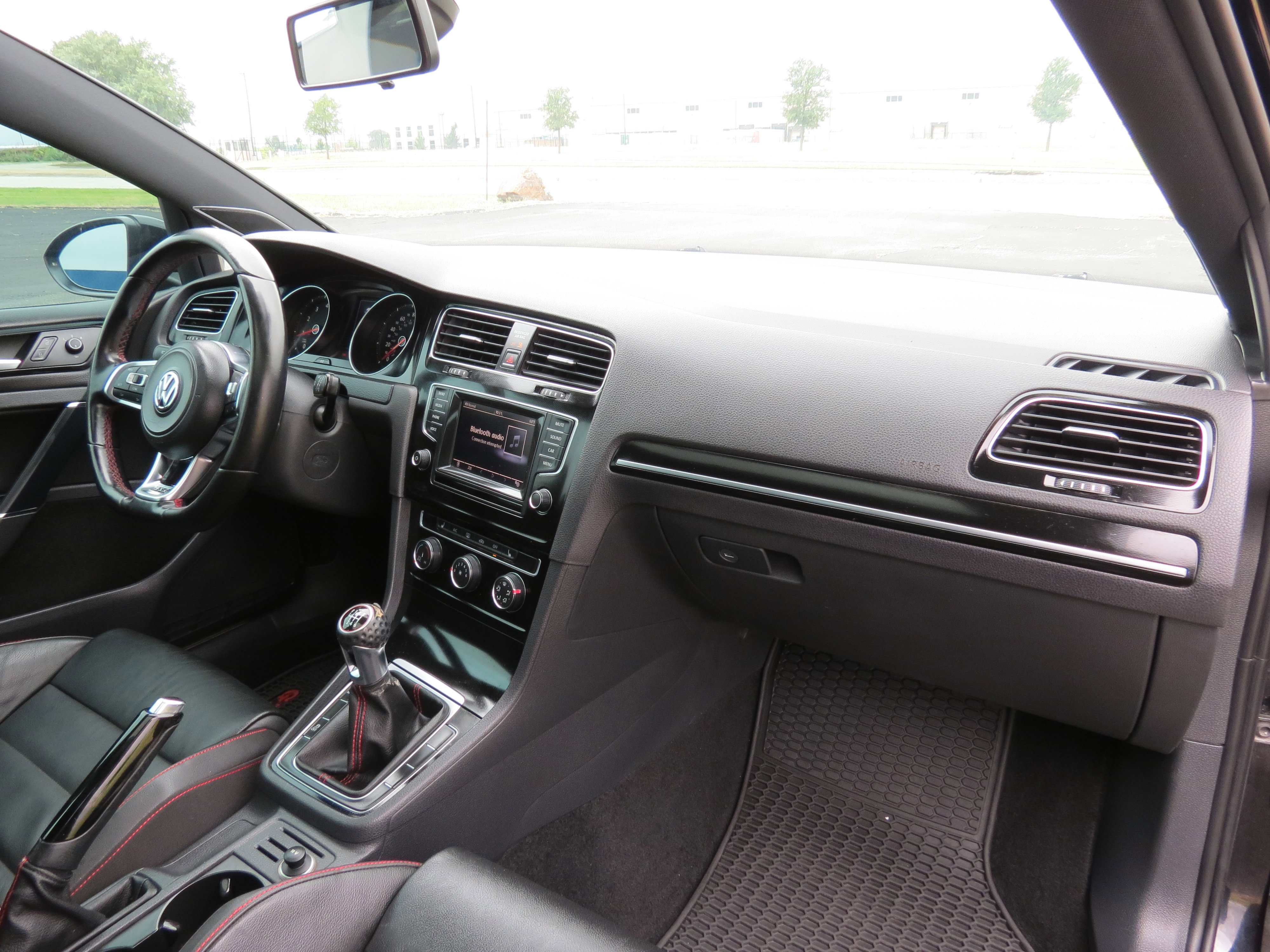 Used 2015 Volkswagen GTI SE FWD image 31