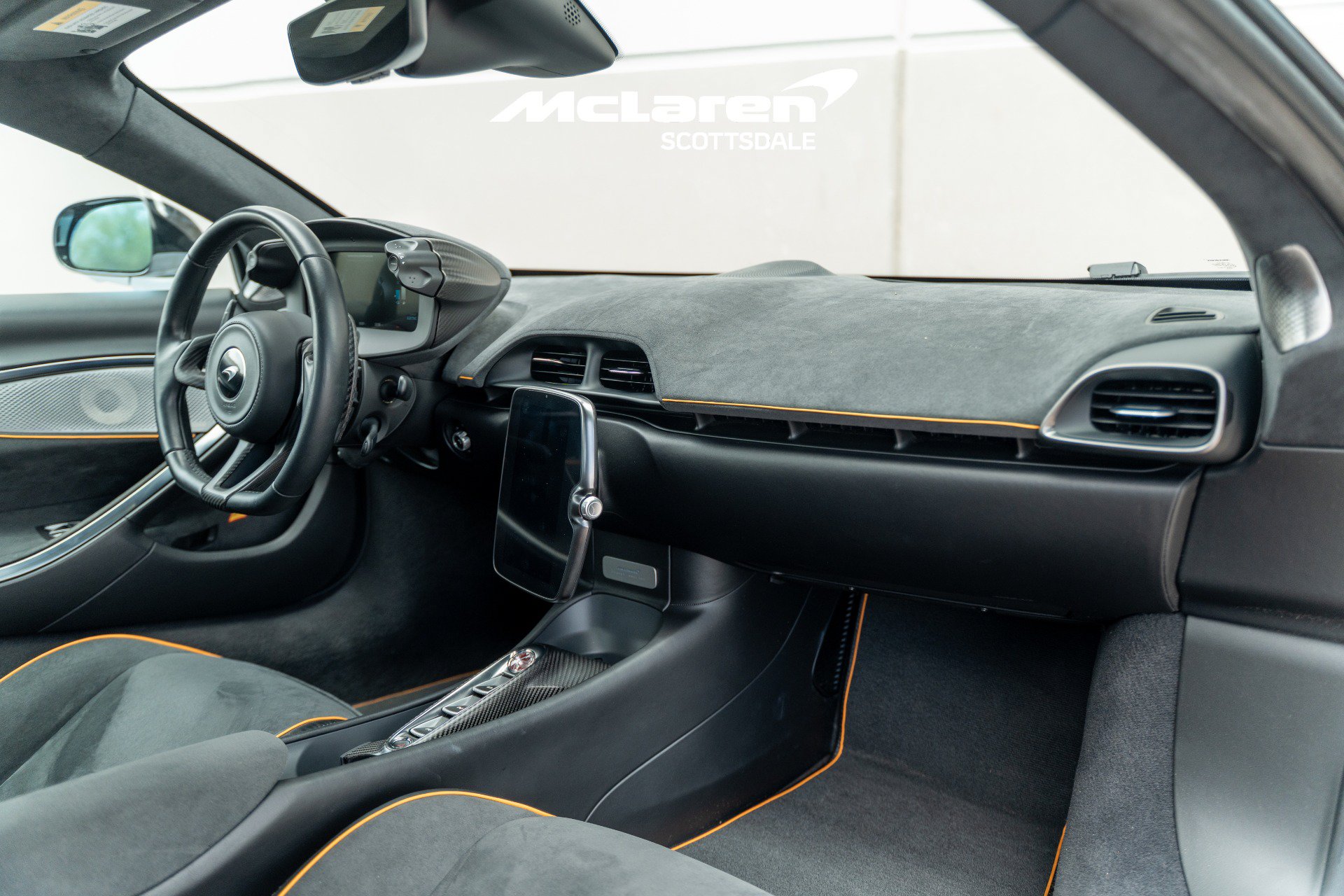 Used 2023 McLaren Artura RWD image 17