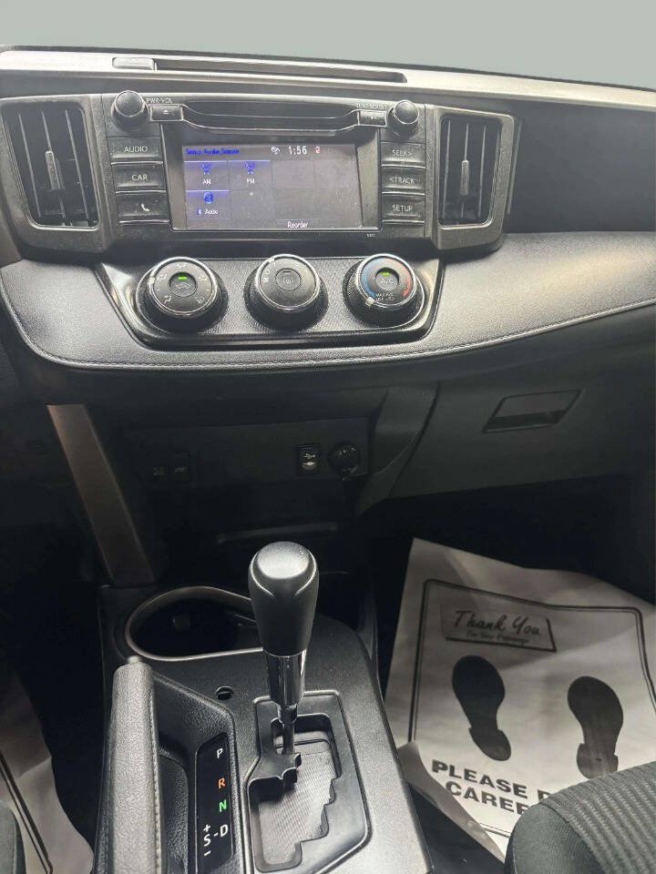 Used 2018 Toyota RAV4 LE FWD image 10
