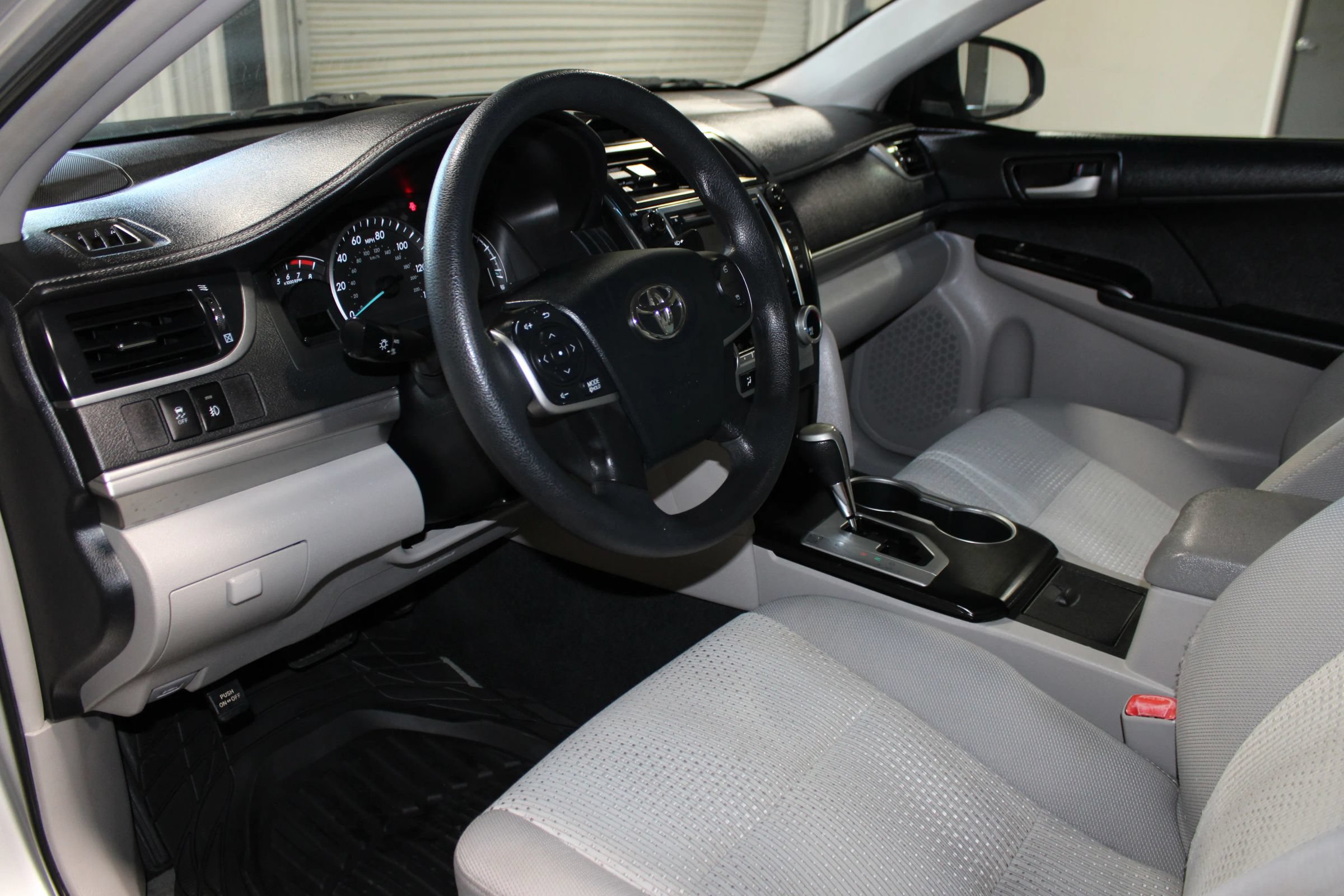 Used 2012 Toyota Camry LE FWD image 17