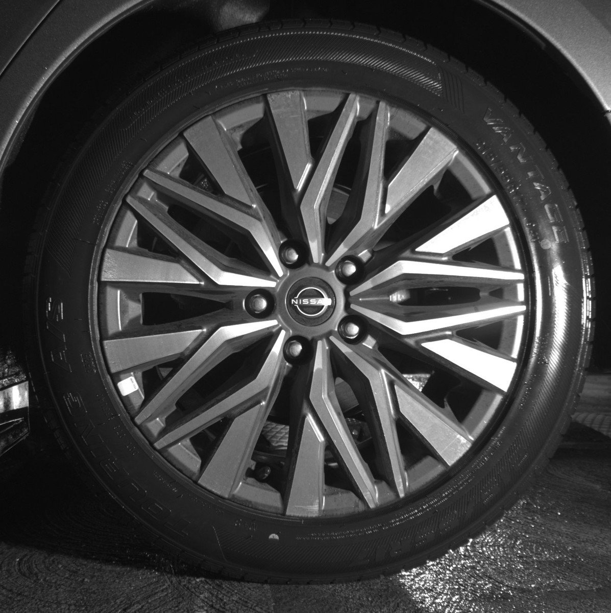 Used 2025 Nissan Altima 2.5 SV FWD image 14