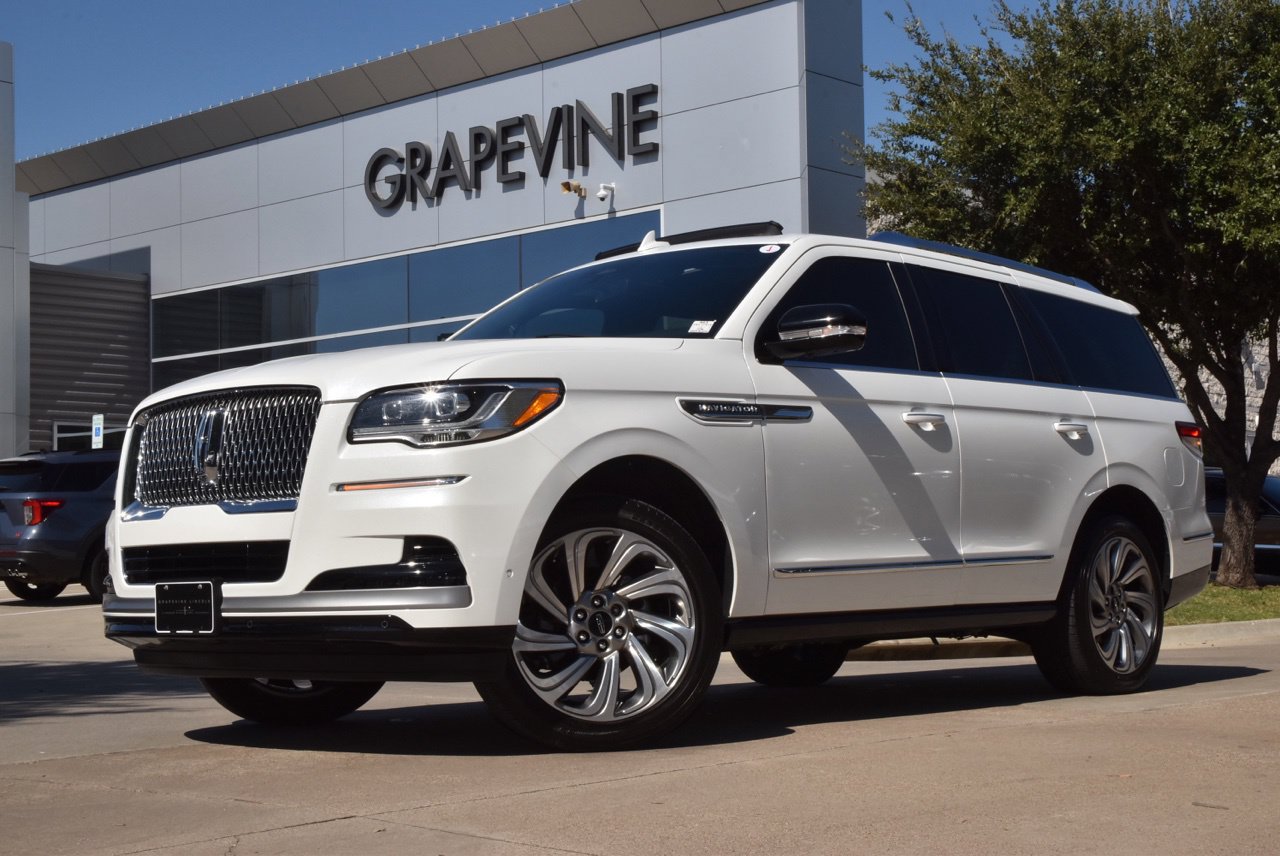 Used 2023 Lincoln Navigator 2WD image 2