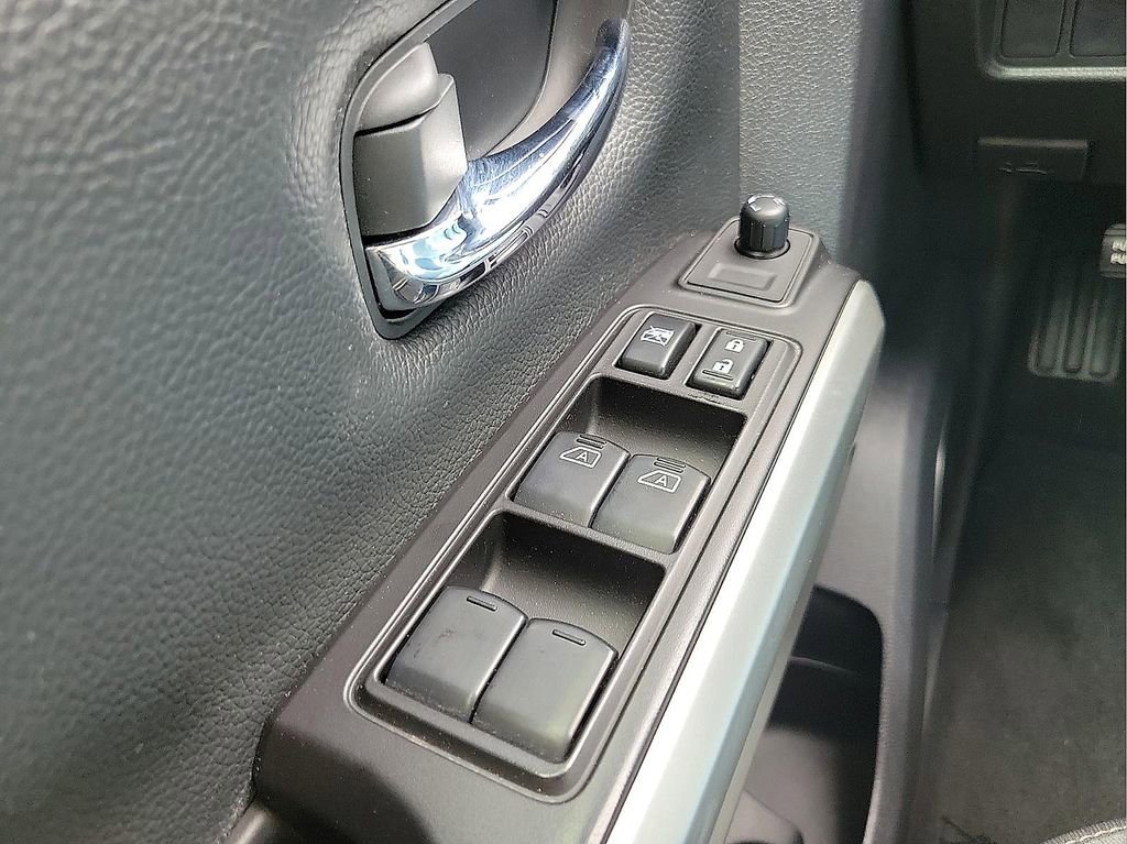 Used 2021 Nissan Titan SV w/ SV Convenience Package image 13
