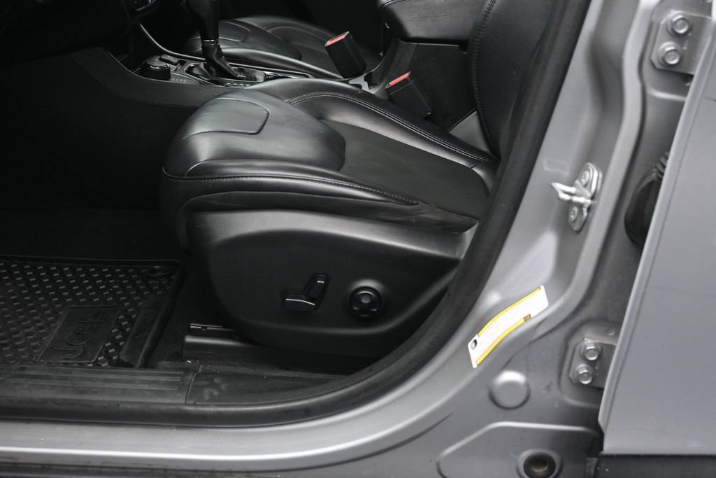 Used 2019 Jeep Cherokee Latitude Plus AWD/4WD image 20