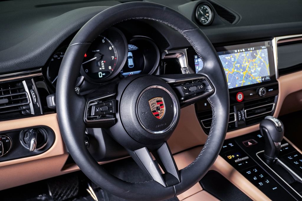 Certified 2025 Porsche Macan image 18