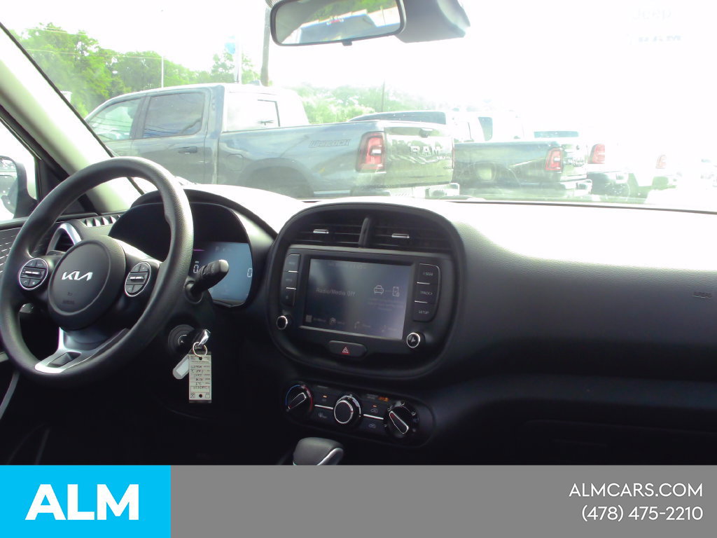 Used 2025 Kia Soul LX w/ LX Technology Package FWD image 29