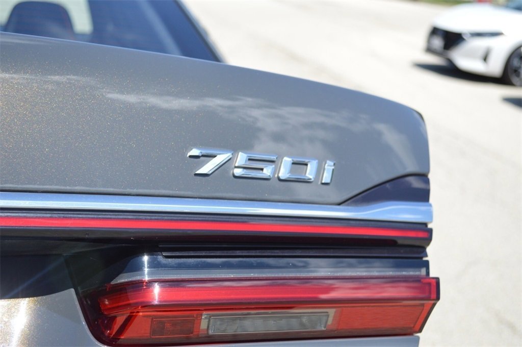 Used 2021 BMW 750i xDrive w/ M Sport Package image 12