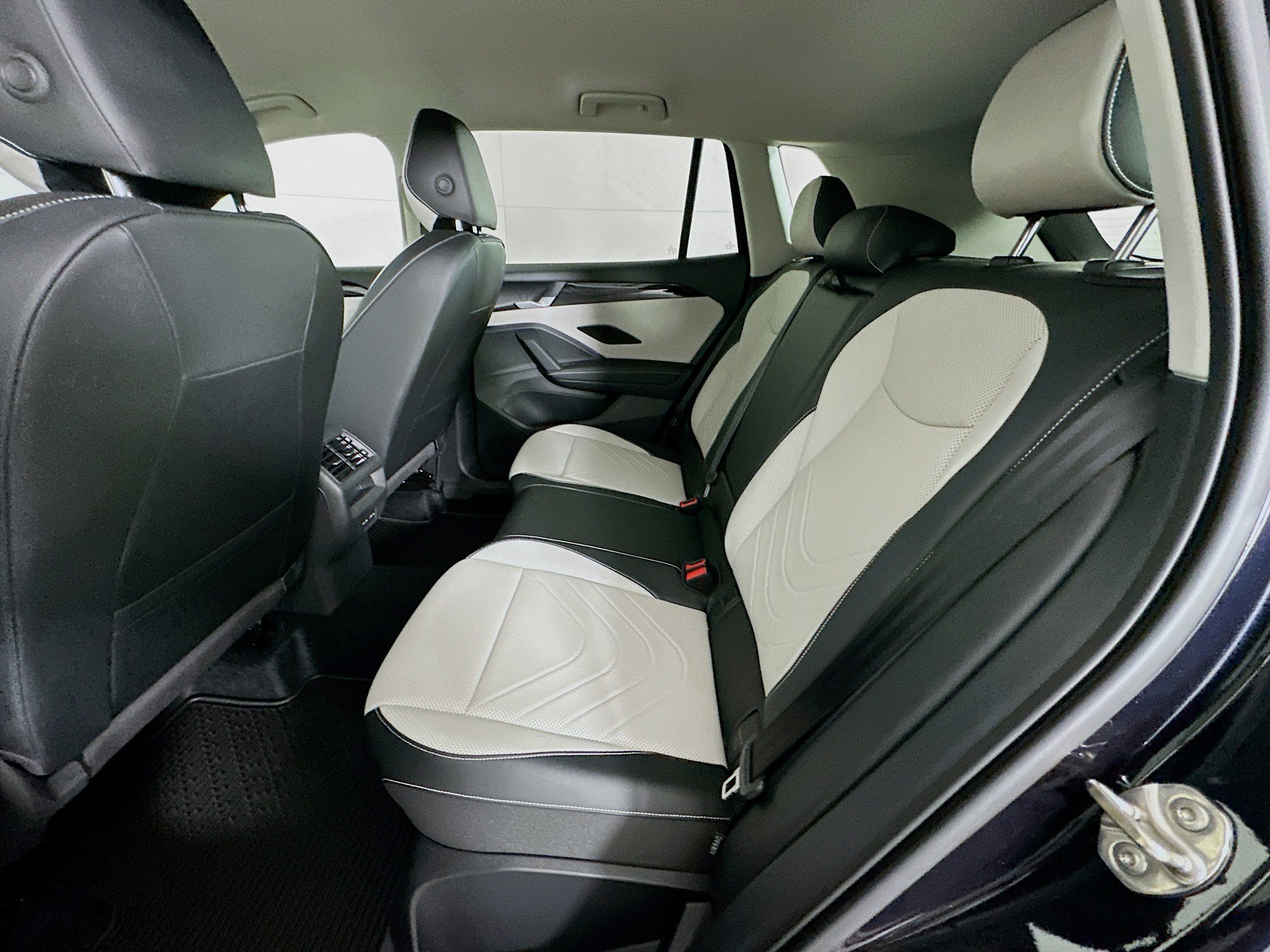 Used 2025 Volkswagen Tiguan SE image 27