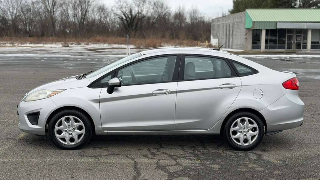 Used 2012 Ford Fiesta SE w/ Winter Pkg FWD image 4