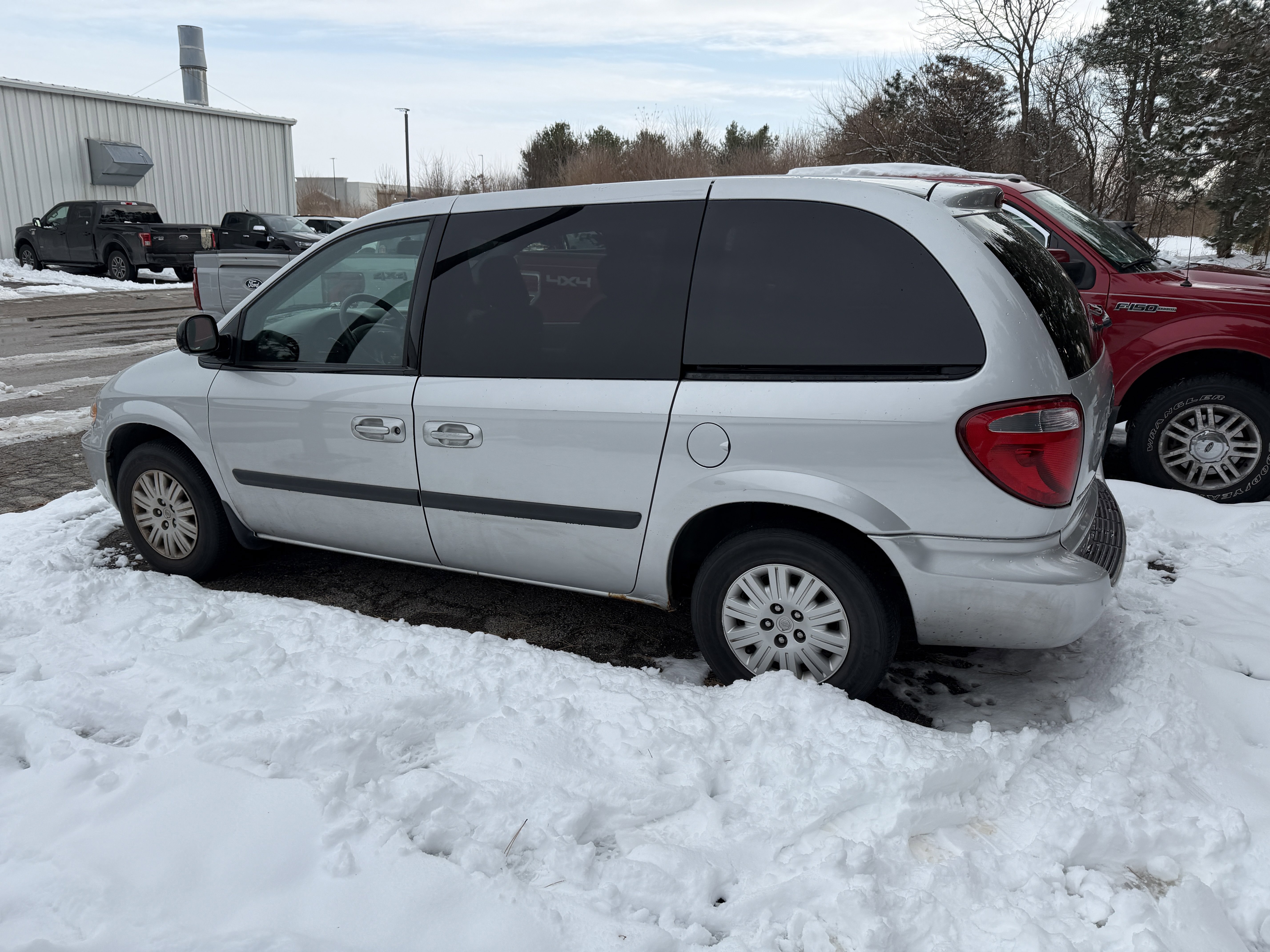 Used 2005 Chrysler Town & Country image 9