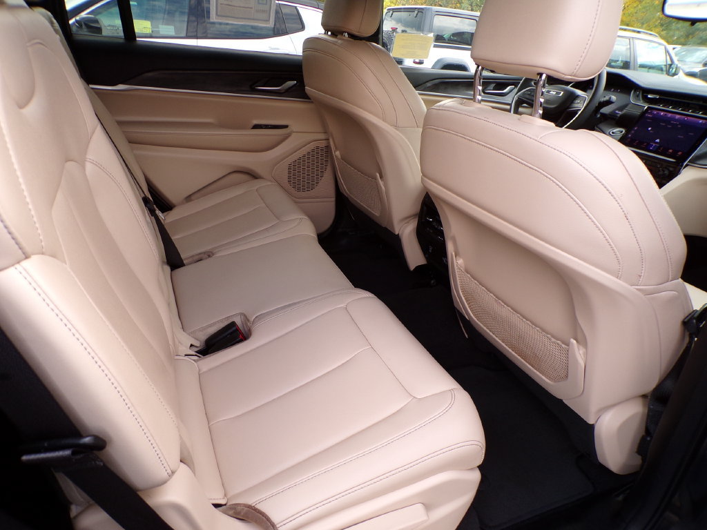 Used 2023 Jeep Grand Cherokee L Limited AWD/4WD image 8