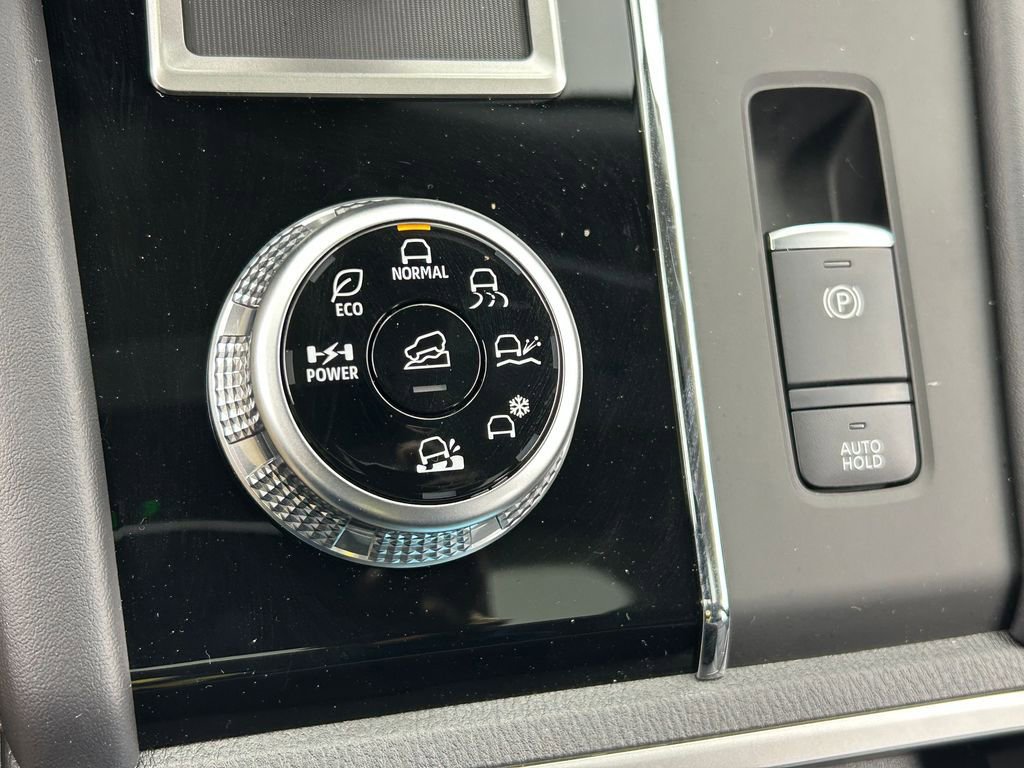 New 2025 Mitsubishi Outlander SE image 22