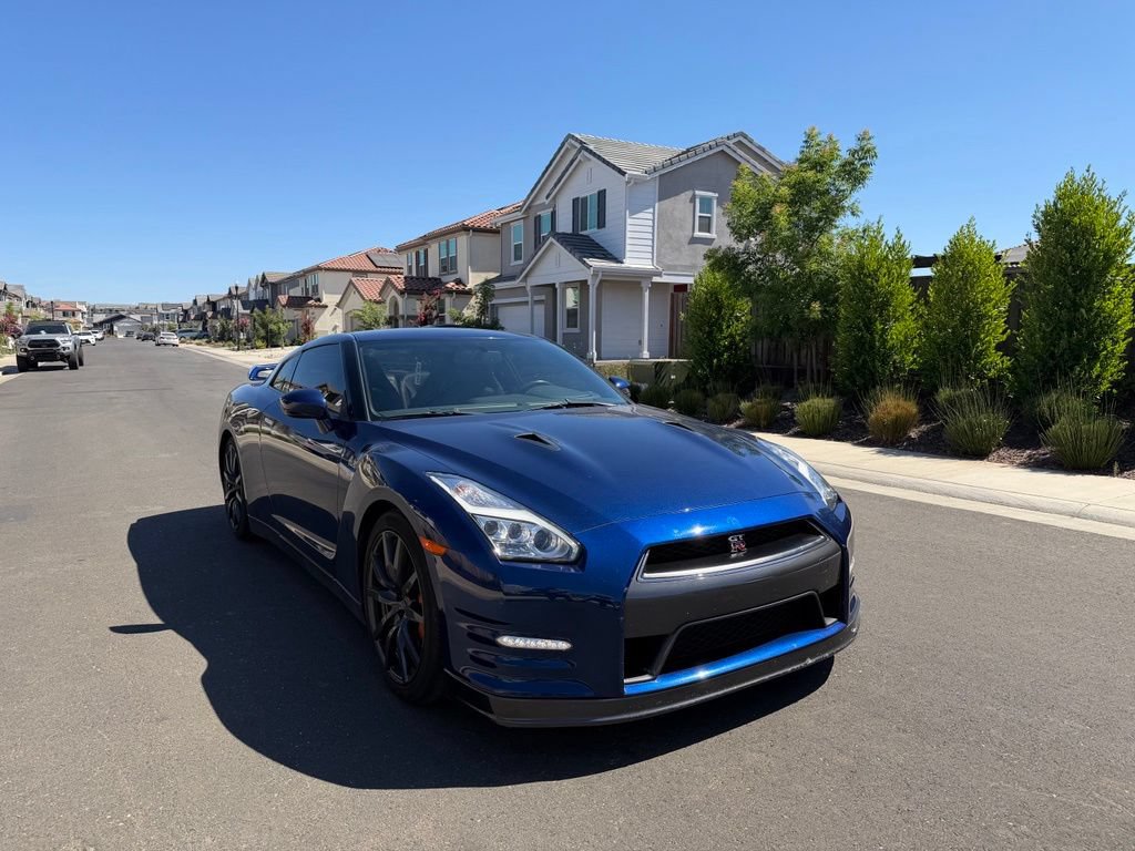 Used 2015 Nissan GT-R Premium AWD/4WD image 2