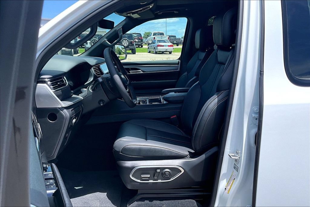 New 2026 Jeep Grand Wagoneer L Limited AWD/4WD image 9