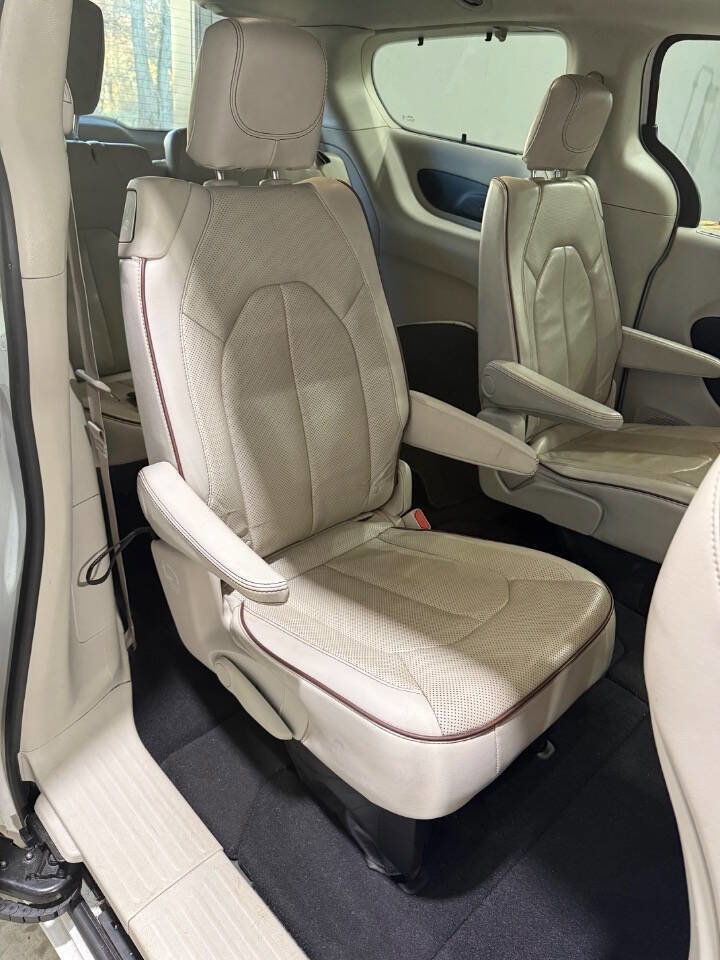 Used 2020 Chrysler Pacifica Limited FWD image 11