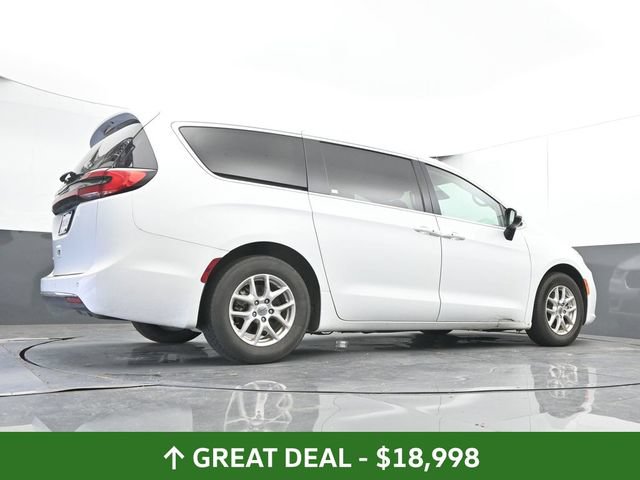 Used 2023 Chrysler Pacifica Touring-L FWD image 30