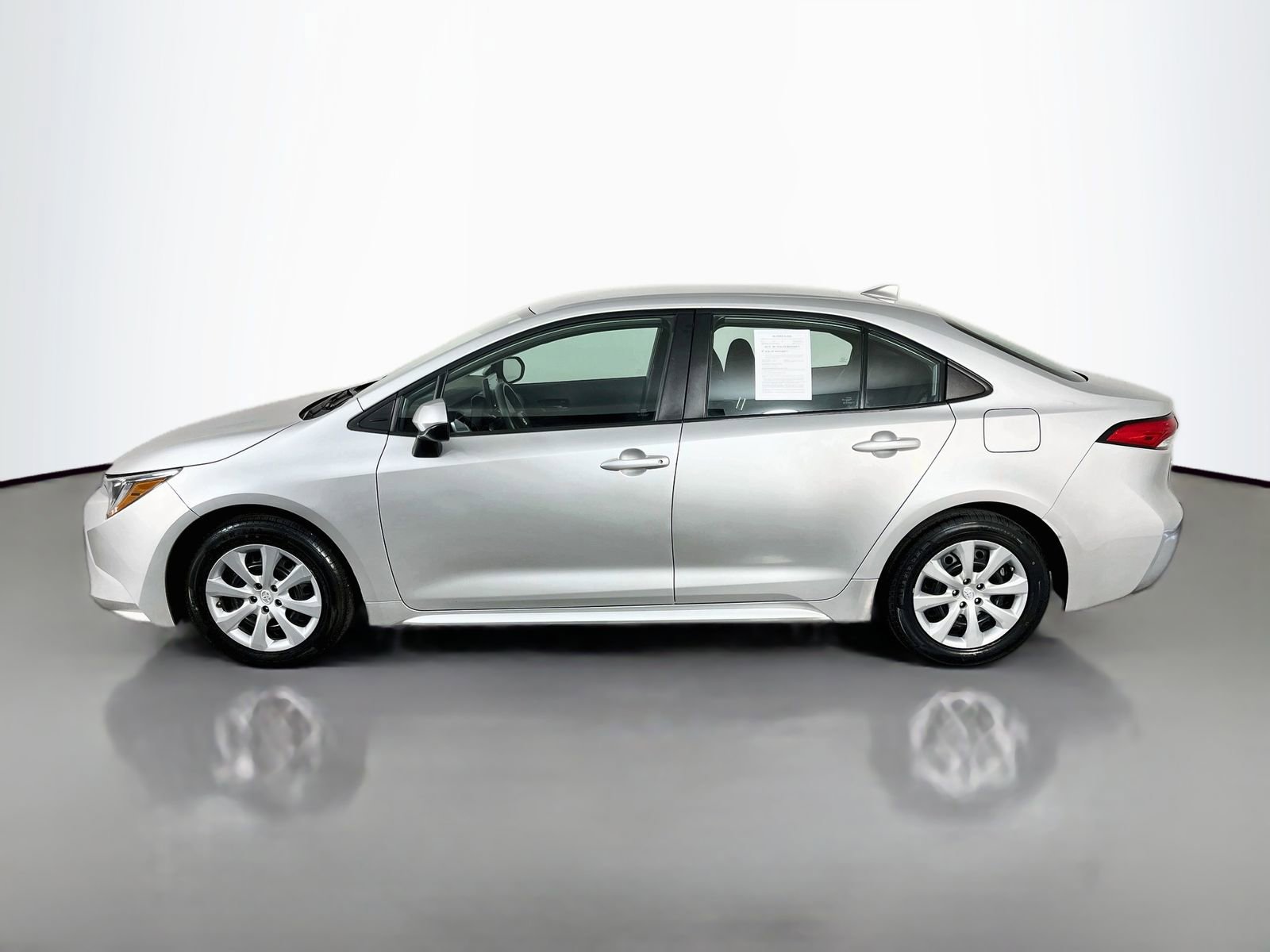 Used 2022 Toyota Corolla LE FWD image 4