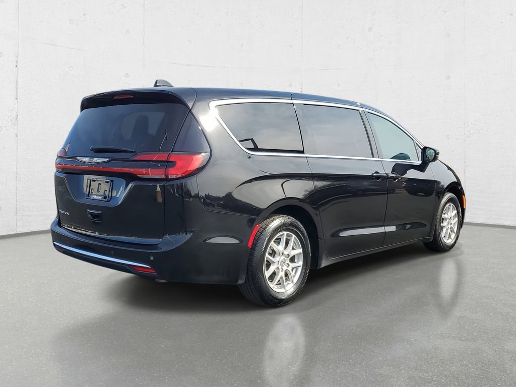 Used 2025 Chrysler Pacifica Select image 7