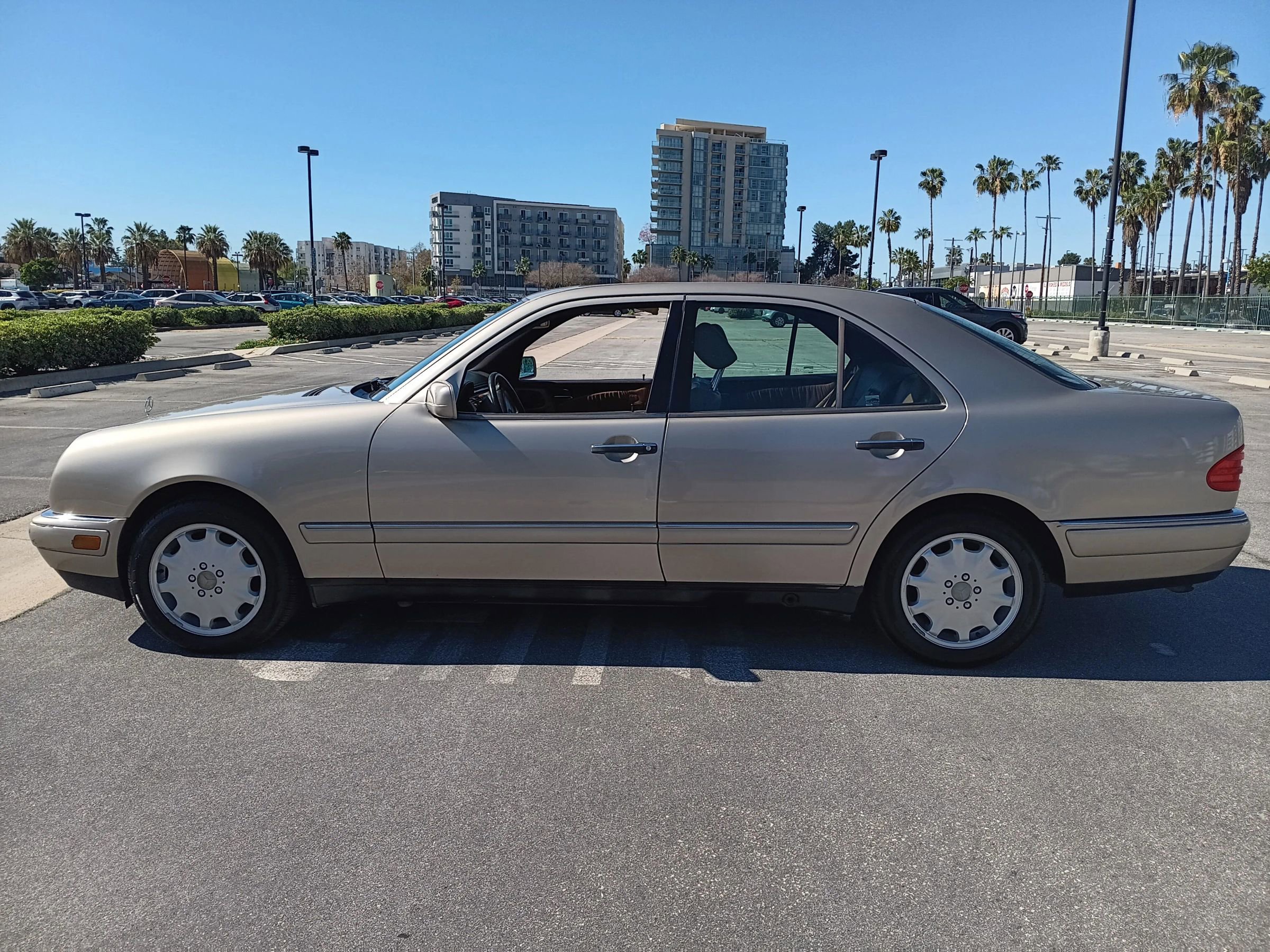 Used 1998 Mercedes-Benz E 320 Sedan image 4