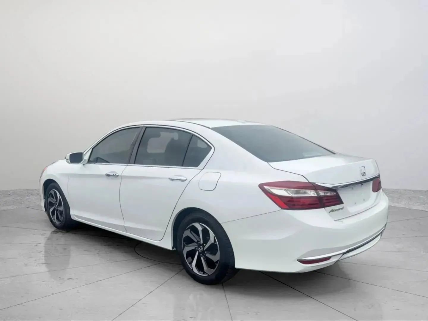 Used 2017 Honda Accord EX-L image 3