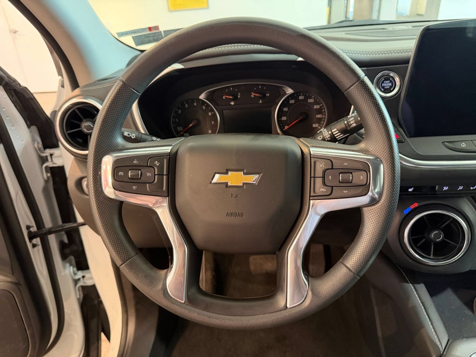 Used 2025 Chevrolet Blazer LT FWD image 28