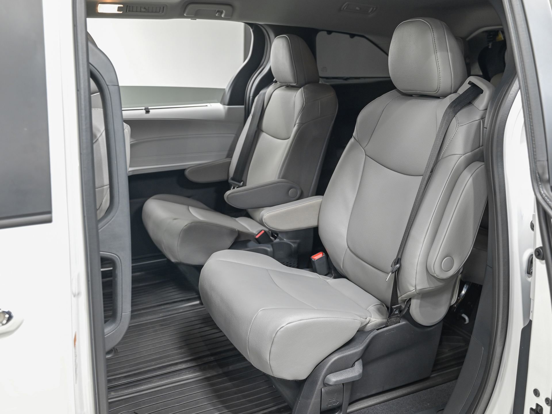 Used 2026 Toyota Sienna XLE image 26