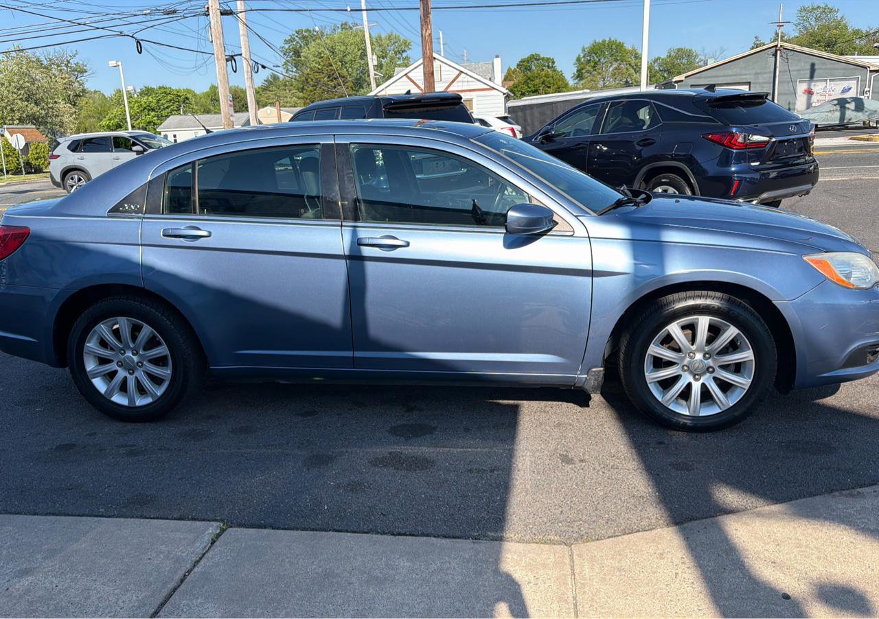 Used 2011 Chrysler 200 Touring FWD image 9