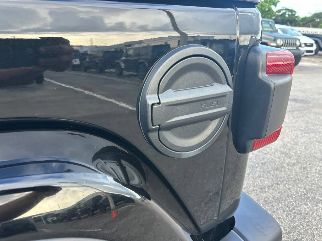 Used 2025 Jeep Wrangler Unlimited Sahara AWD/4WD image 21