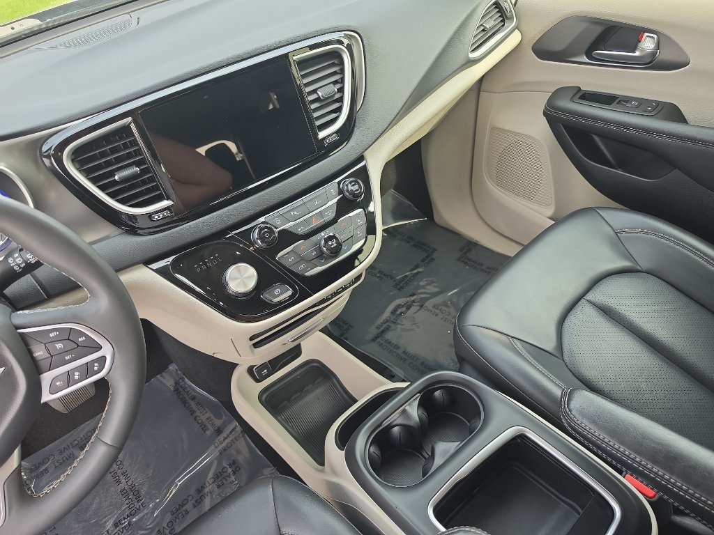 Used 2023 Chrysler Pacifica Touring-L FWD image 10
