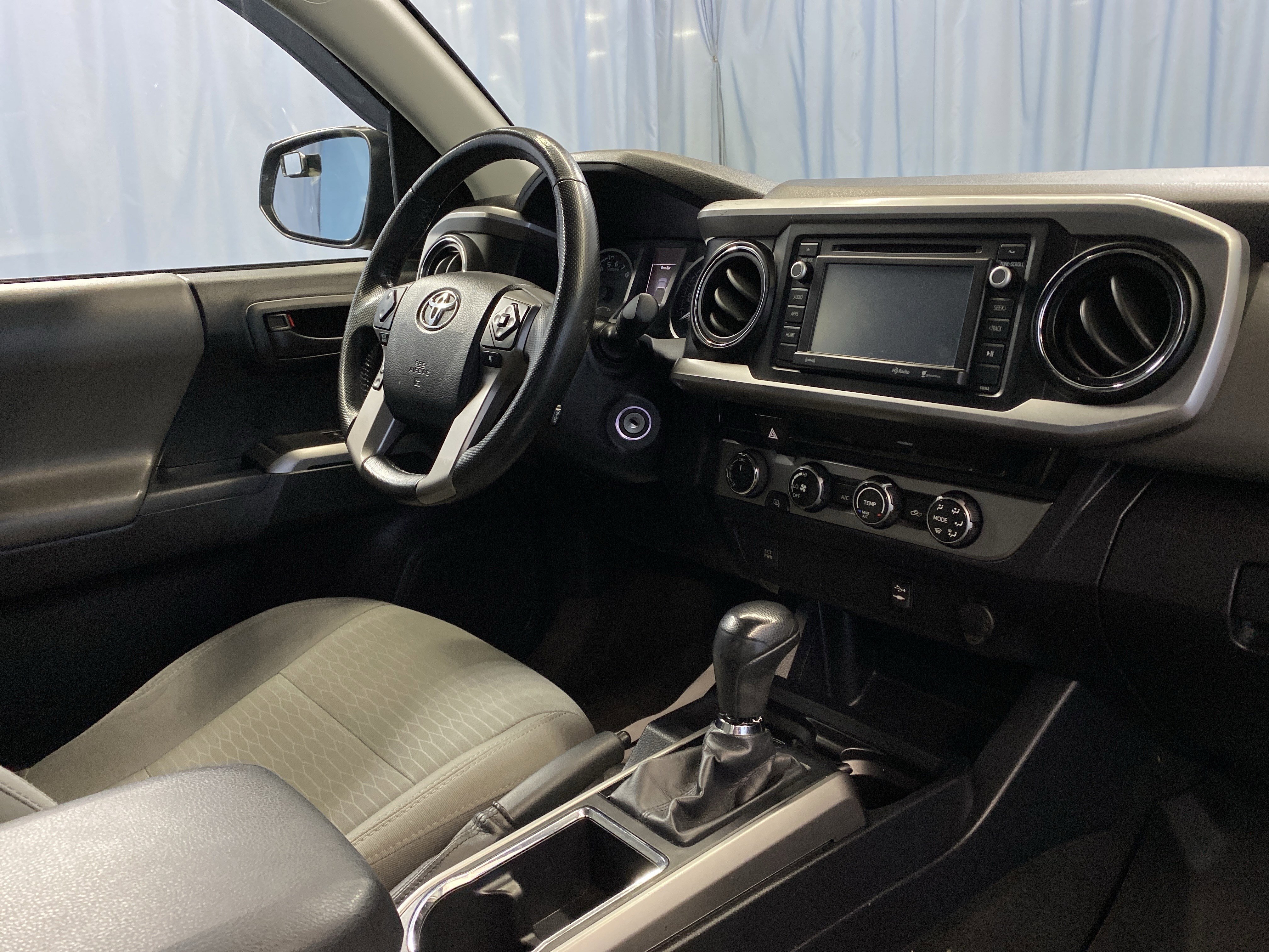 Used 2017 Toyota Tacoma 4x4 Access Cab image 36