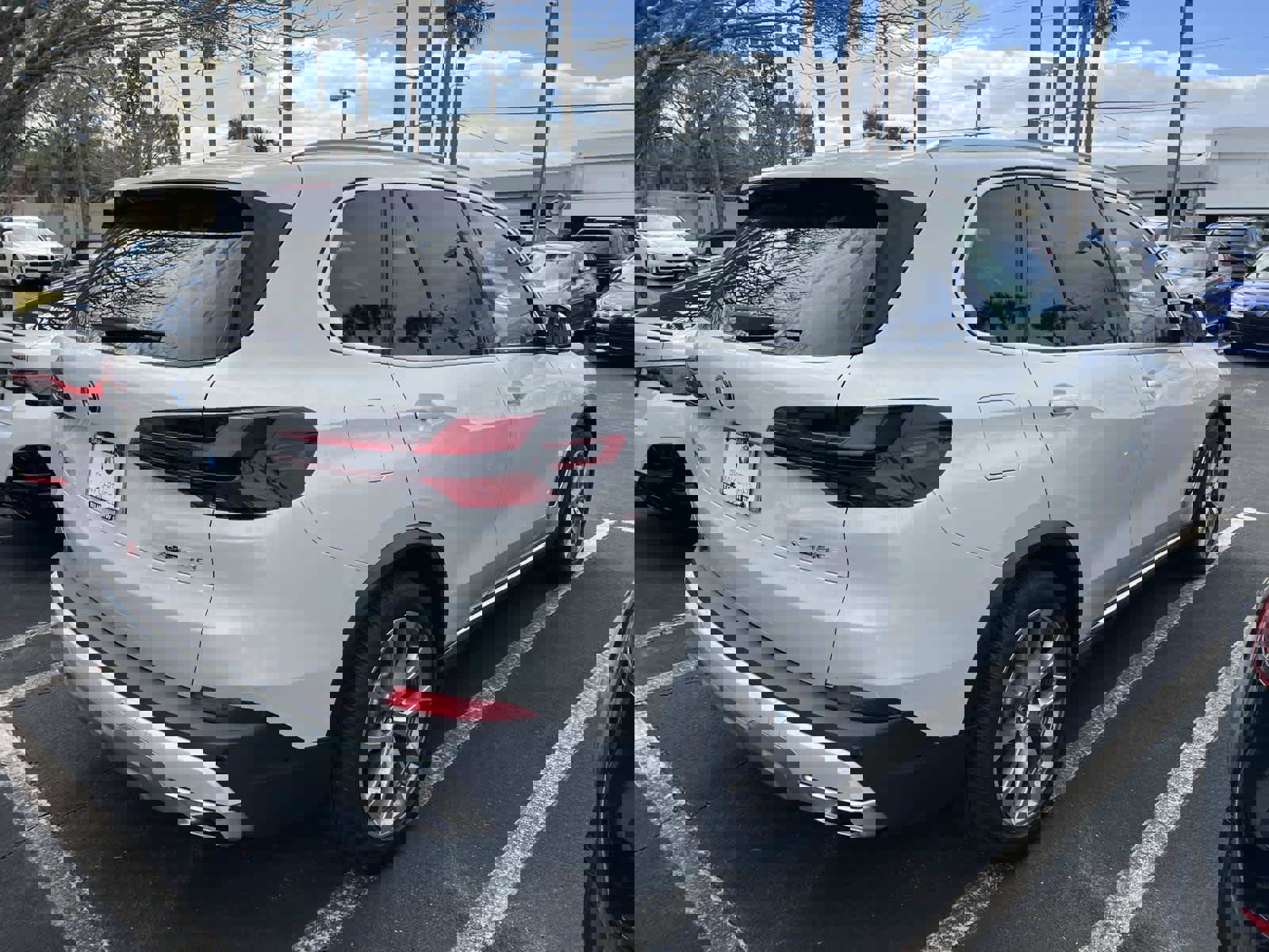 Certified 2025 BMW X5 xDrive50e w/ Premium Package image 4