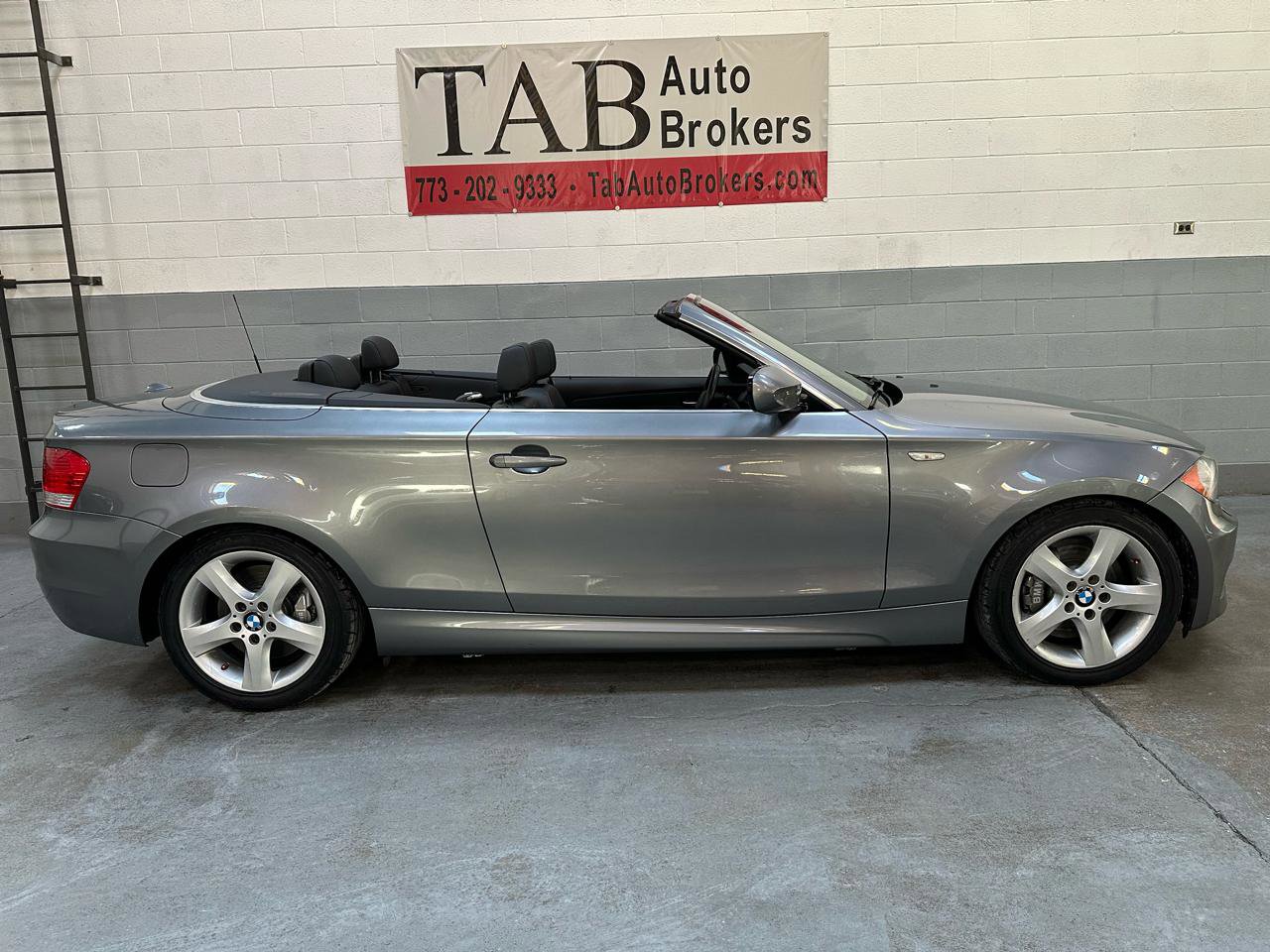 Used 2011 BMW 135i Convertible image 2