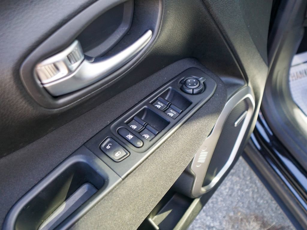 Used 2021 Jeep Renegade Latitude w/ Sun & Sound Group image 16