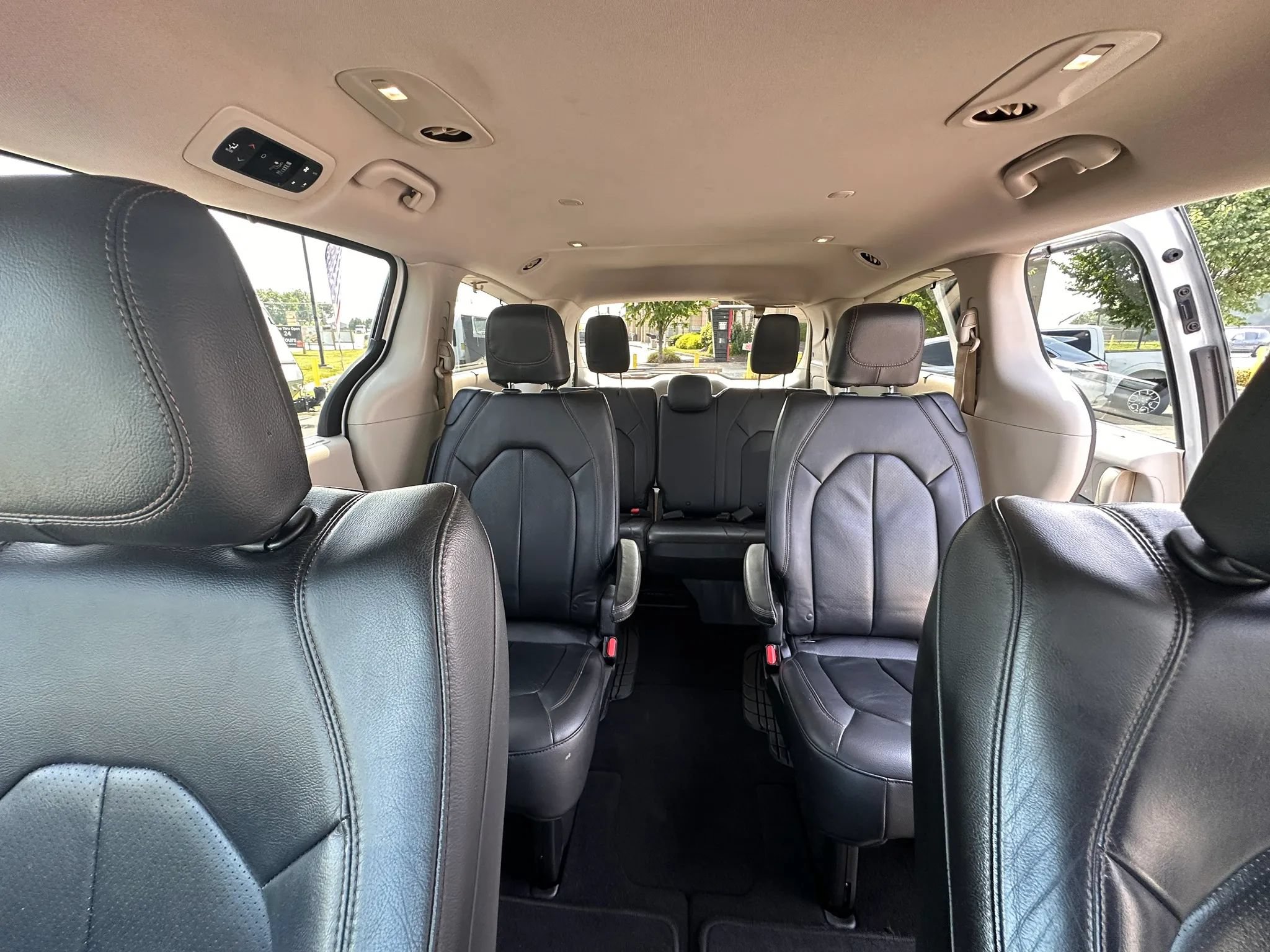 Used 2019 Chrysler Pacifica Touring-L FWD image 17
