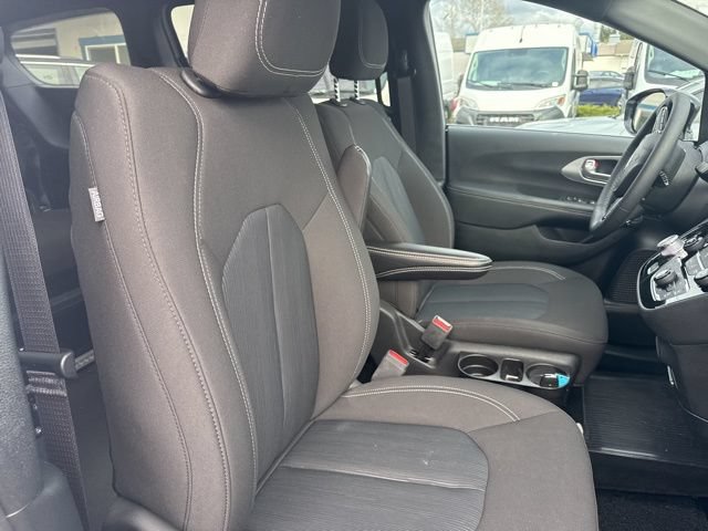 Used 2024 Chrysler Pacifica Touring FWD image 10