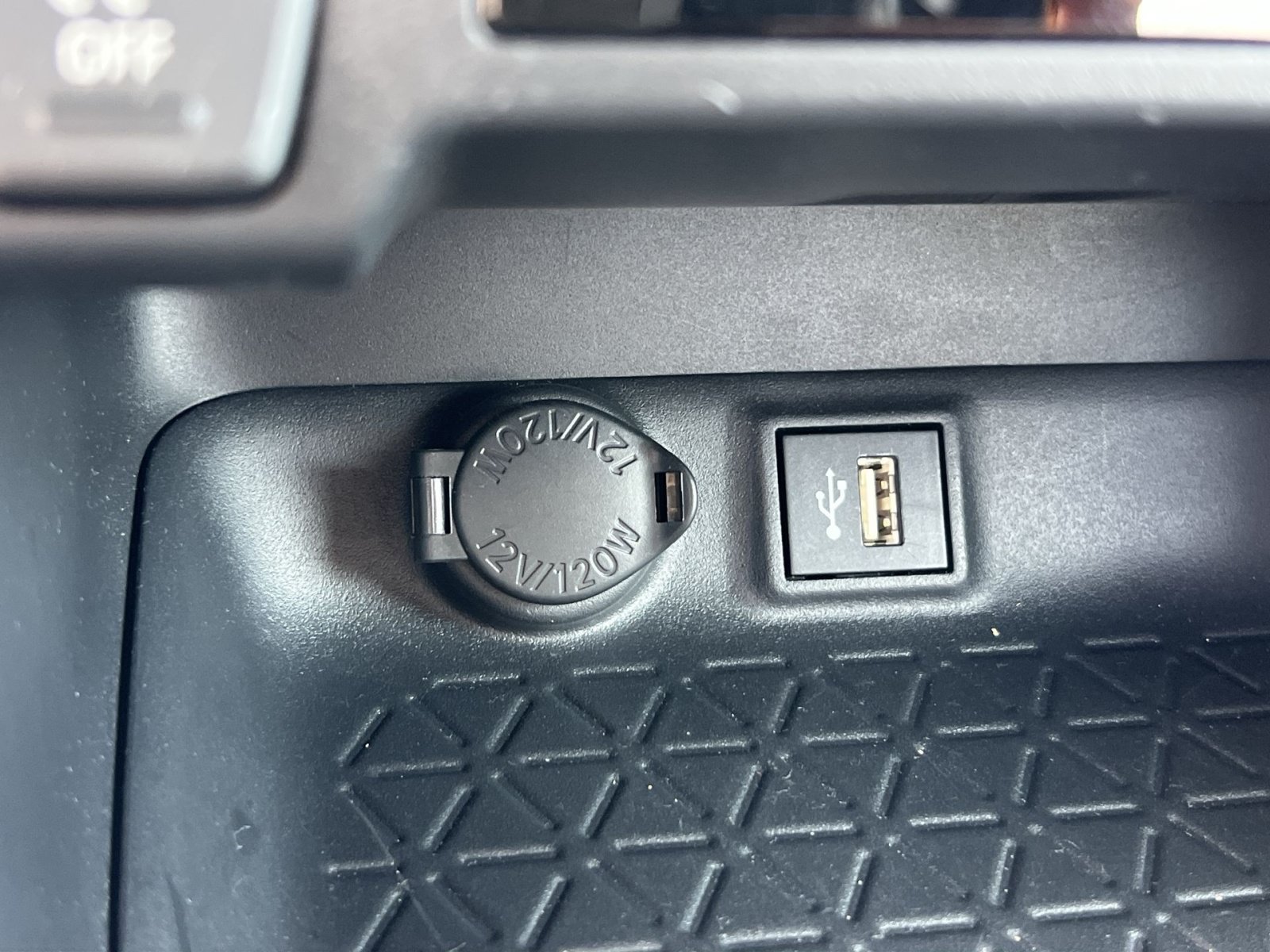 Used 2025 Toyota RAV4 XLE AWD/4WD image 31