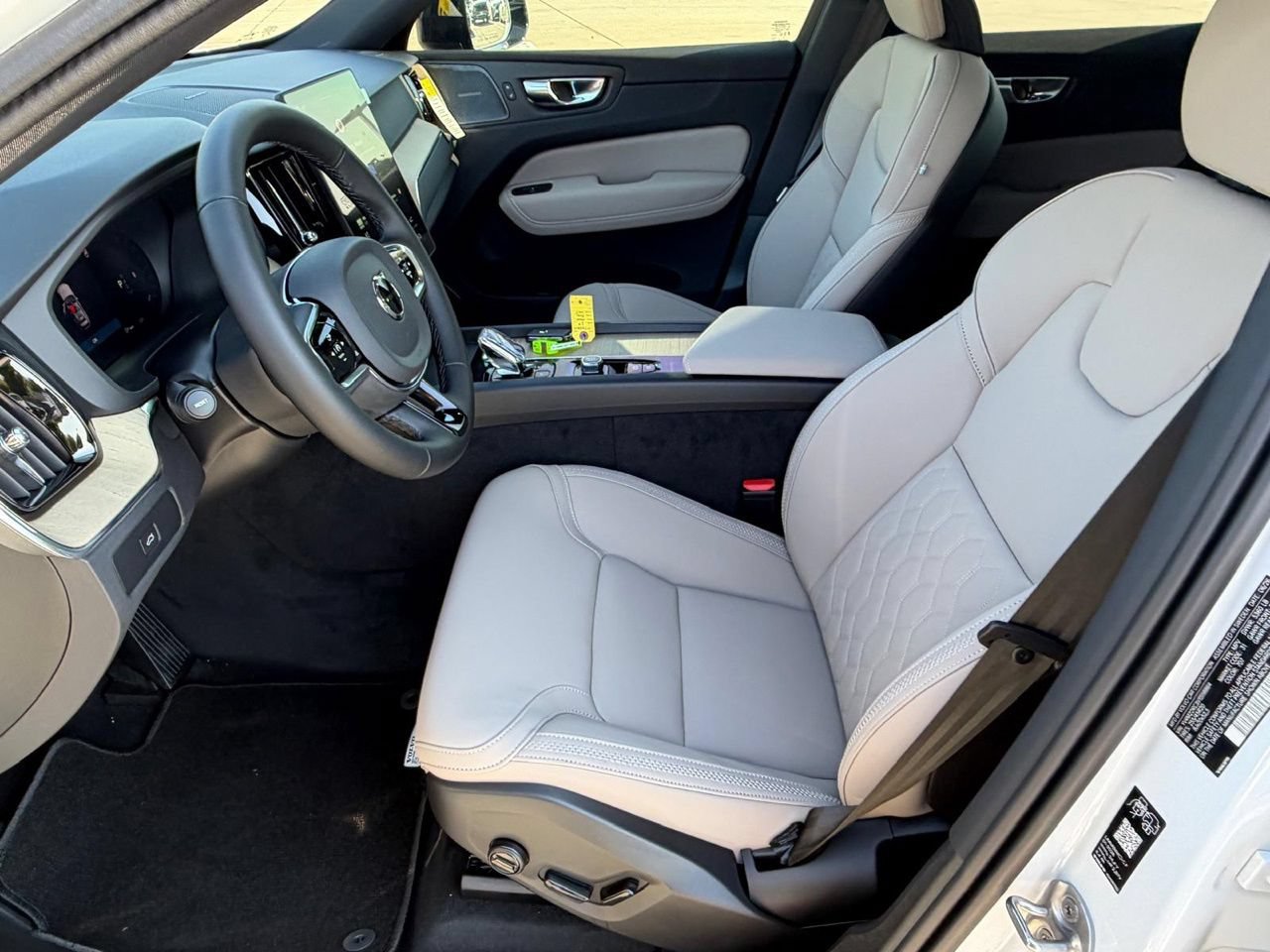 New 2027 Volvo XC60 B5 Plus AWD/4WD image 13