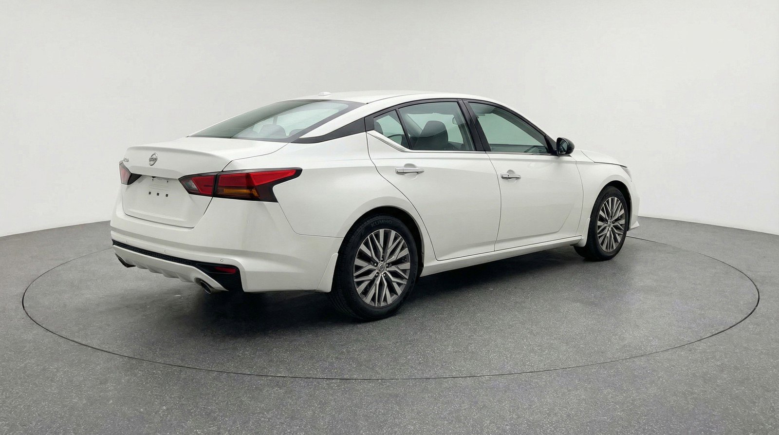 Used 2025 Nissan Altima 2.5 SV FWD image 9