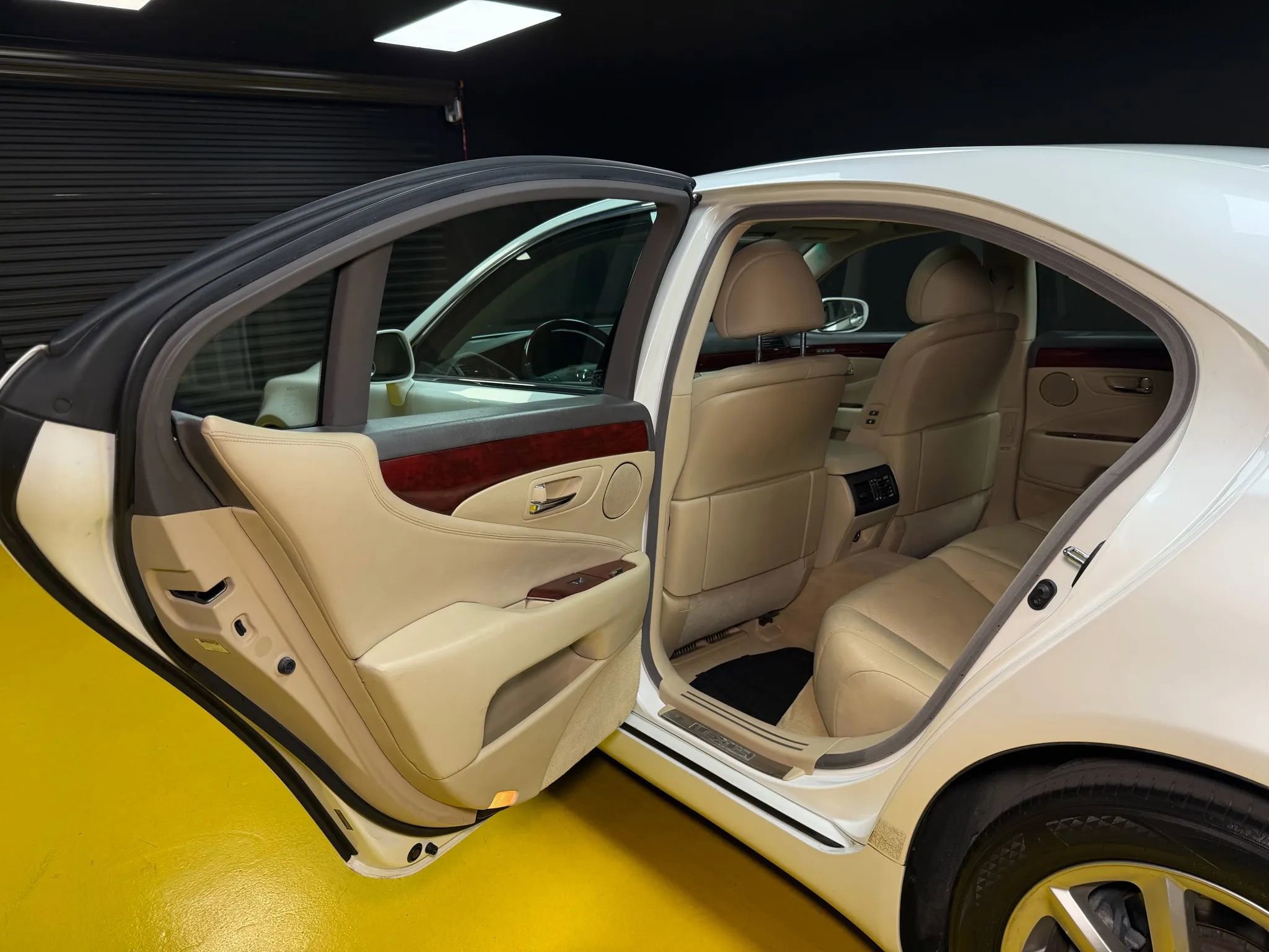 Used 2009 Lexus LS 460 AWD w/ Comfort Seating Pkg image 18