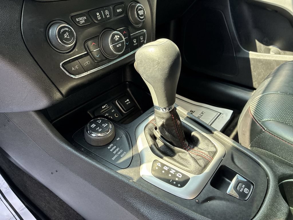 Used 2017 Jeep Cherokee Trailhawk AWD/4WD image 20