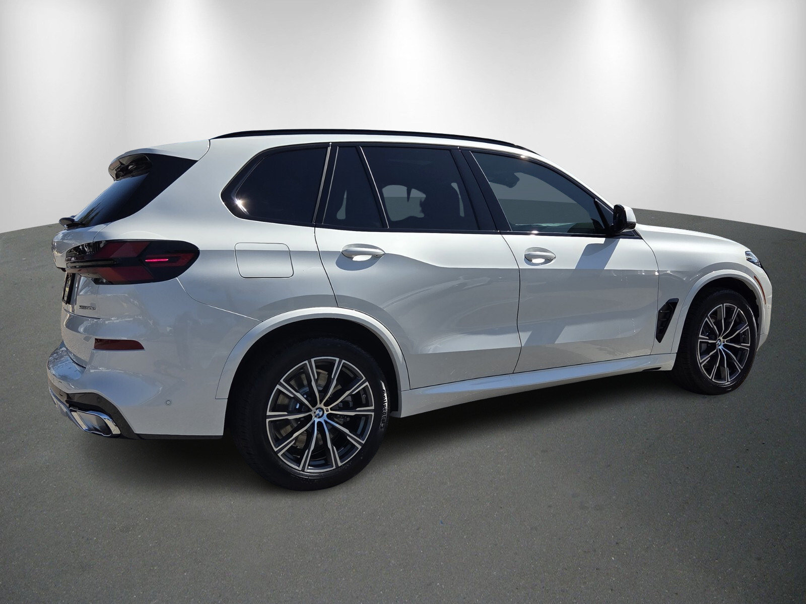 New 2026 BMW X5 xDrive50e w/ M Sport Package AWD/4WD image 7