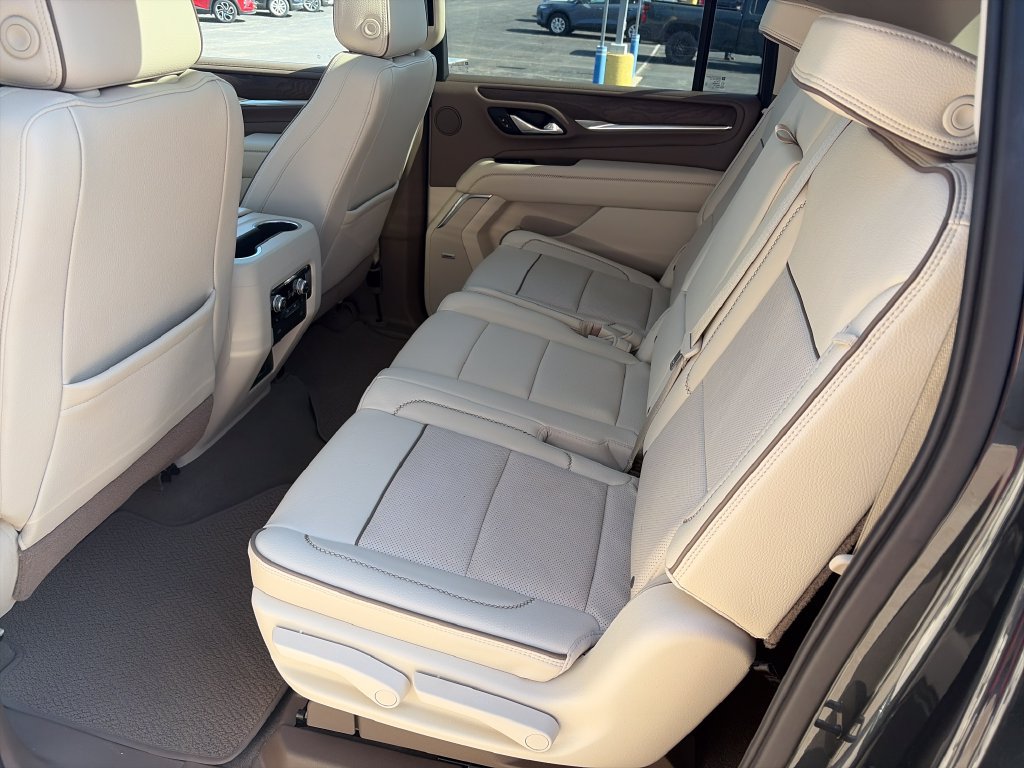 Used 2021 GMC Yukon XL Denali w/ Denali Premium Package AWD/4WD image 24