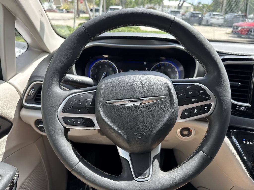 Used 2024 Chrysler Pacifica Touring-L FWD image 47