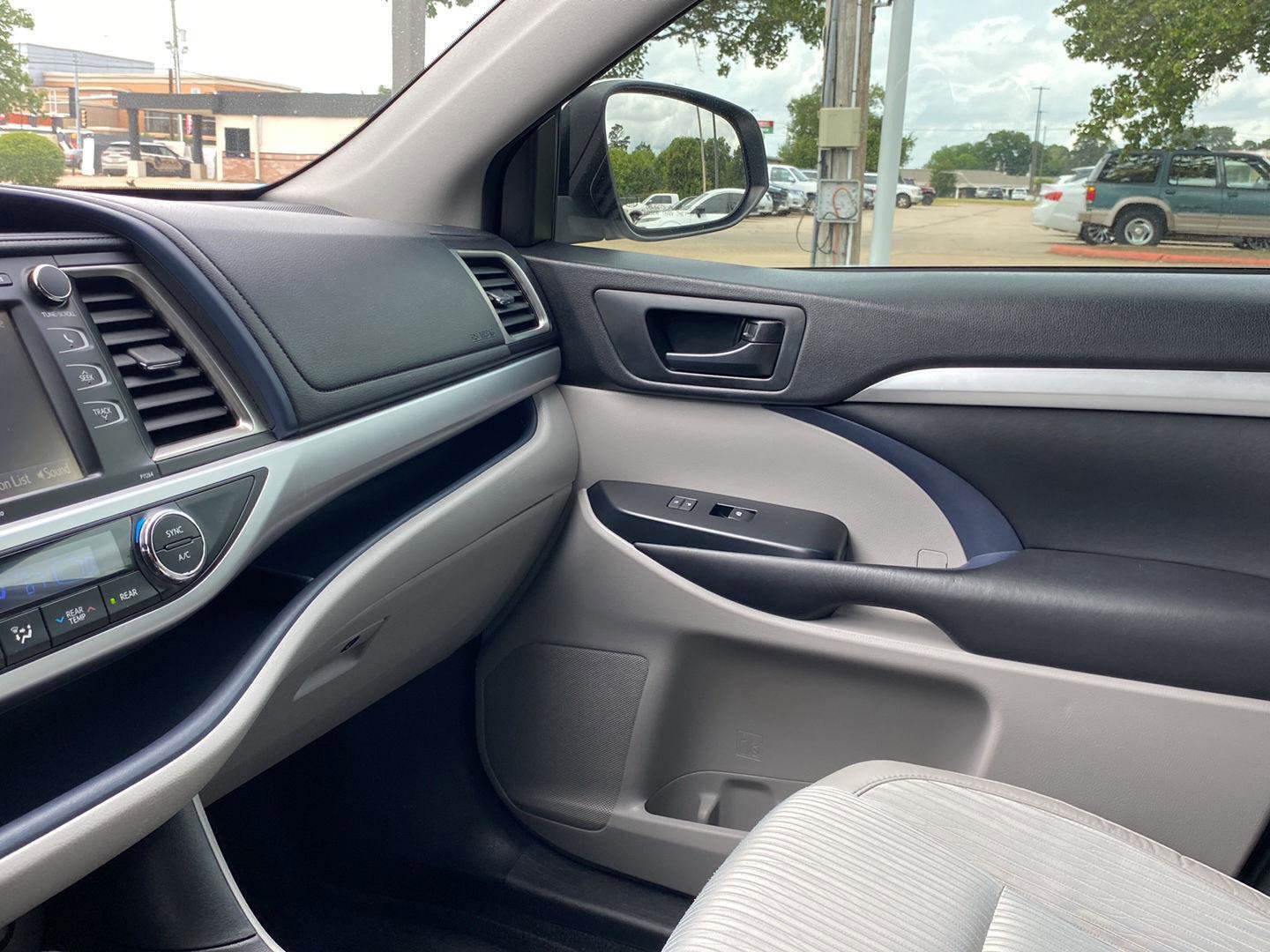 Used 2016 Toyota Highlander Plus FWD image 31