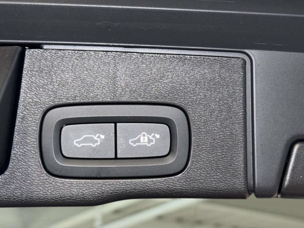 Used 2025 Volvo XC60 T8 Plus w/ Protection Package Premier AWD/4WD image 18