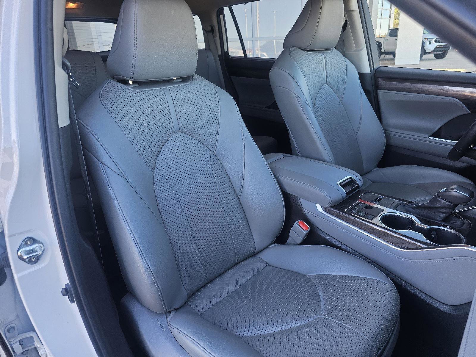 Used 2023 Toyota Highlander Limited image 17