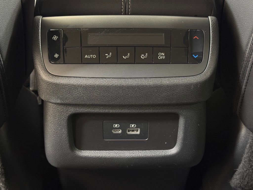 Used 2025 Nissan Pathfinder SL AWD/4WD image 17